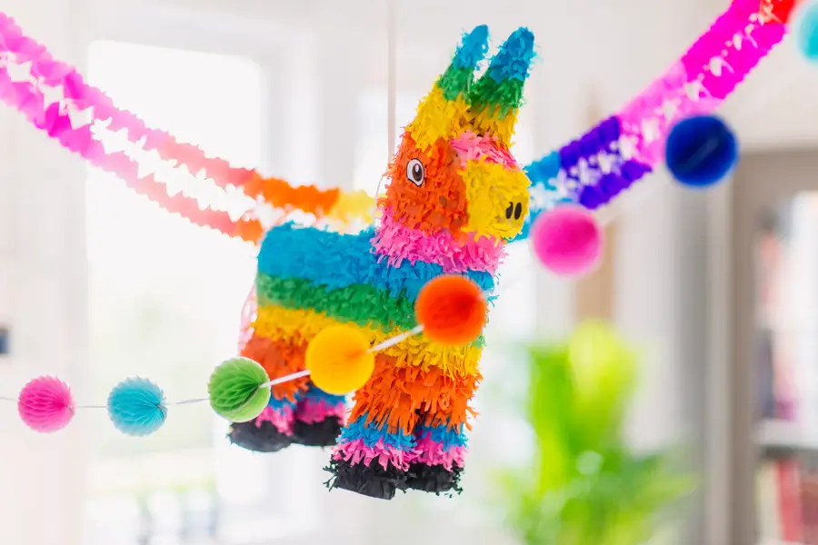 Fargerik pinjata formet som et esel