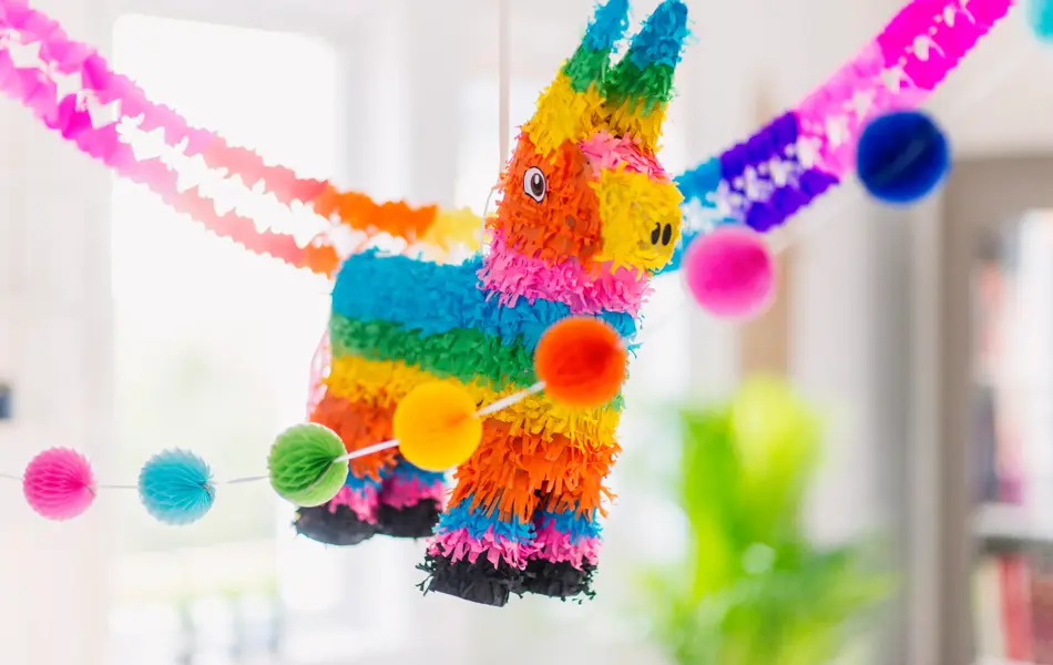 Fargerik pinjata formet som et esel