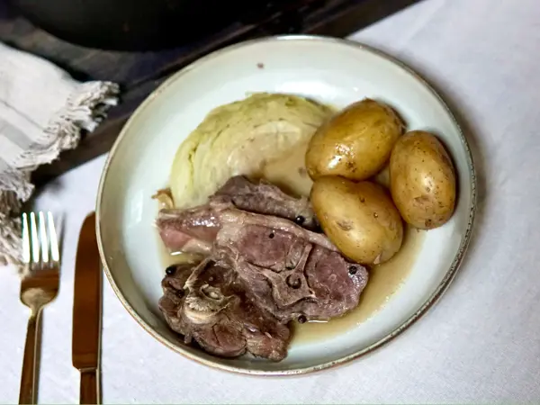 fårikål og potet servert på et fat