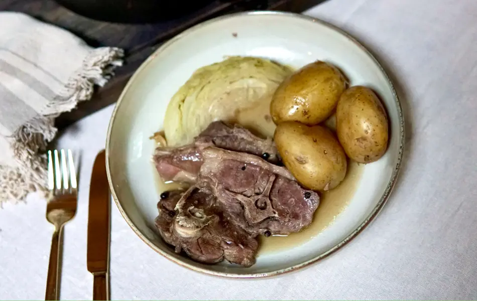 fårikål og potet servert på et fat