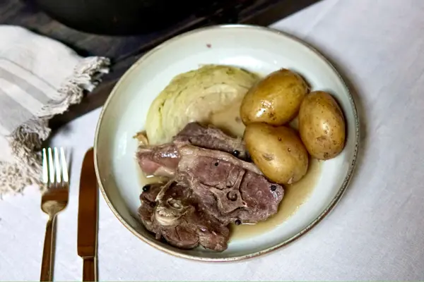 fårikål og potet servert på et fat