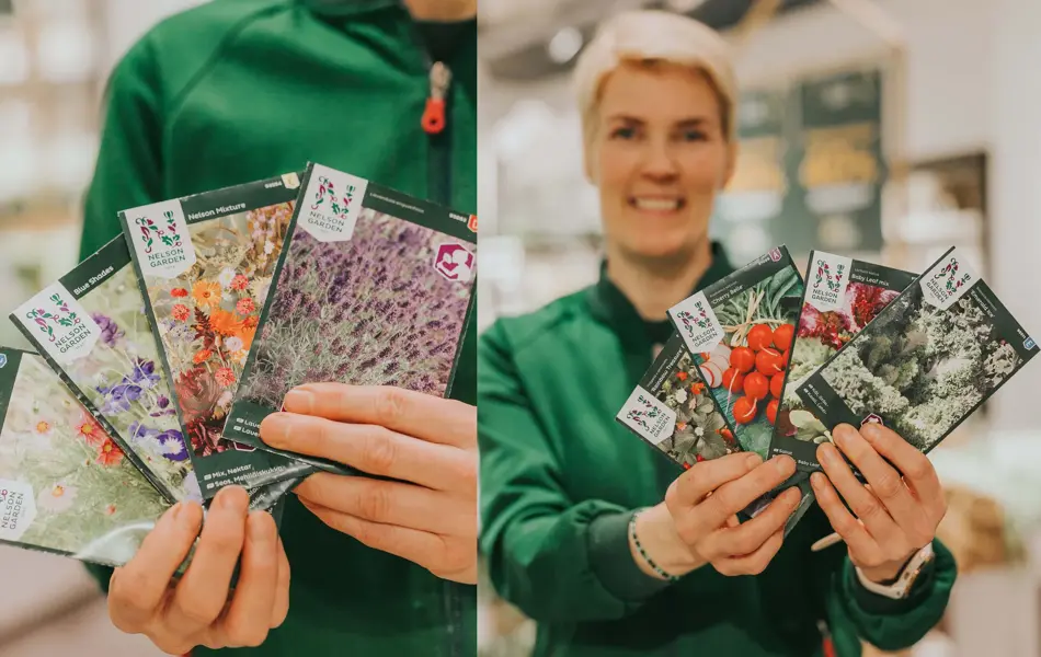 Dame som holder opp pakker med frø