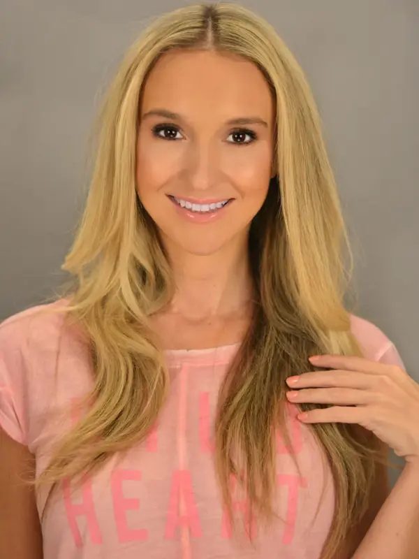 pia haraldsen i rosa t-skjorte