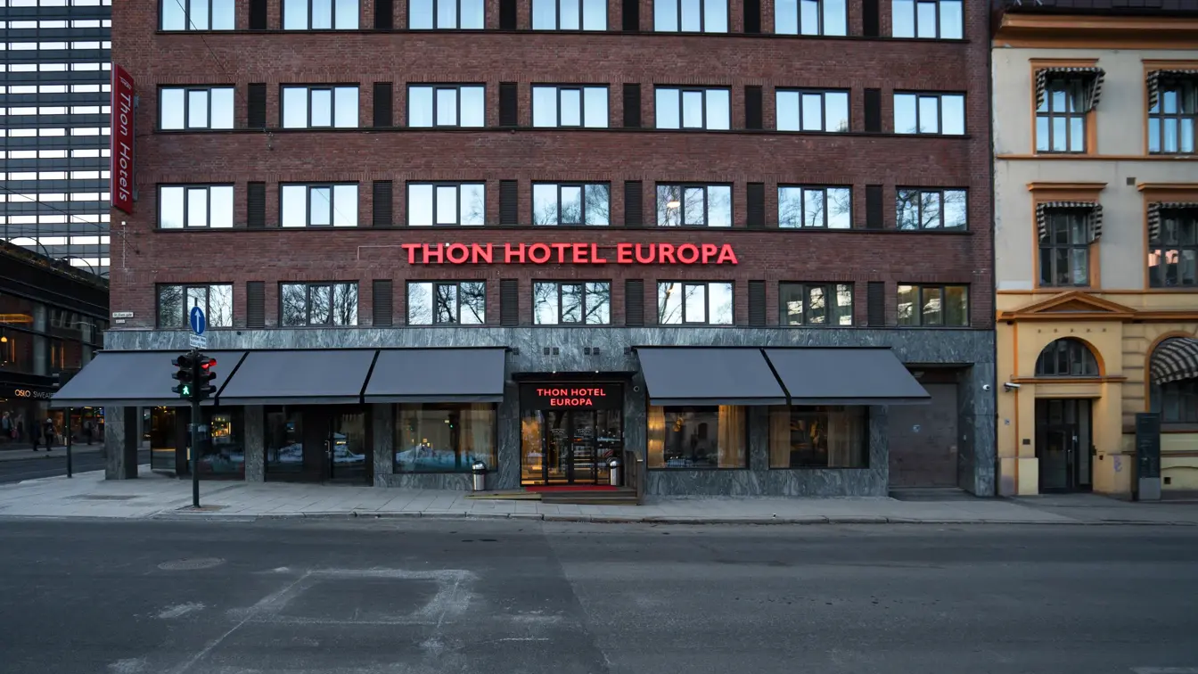Fasade av Thon Hotel Europa i Oslo sentrum rett ved Slottsparken