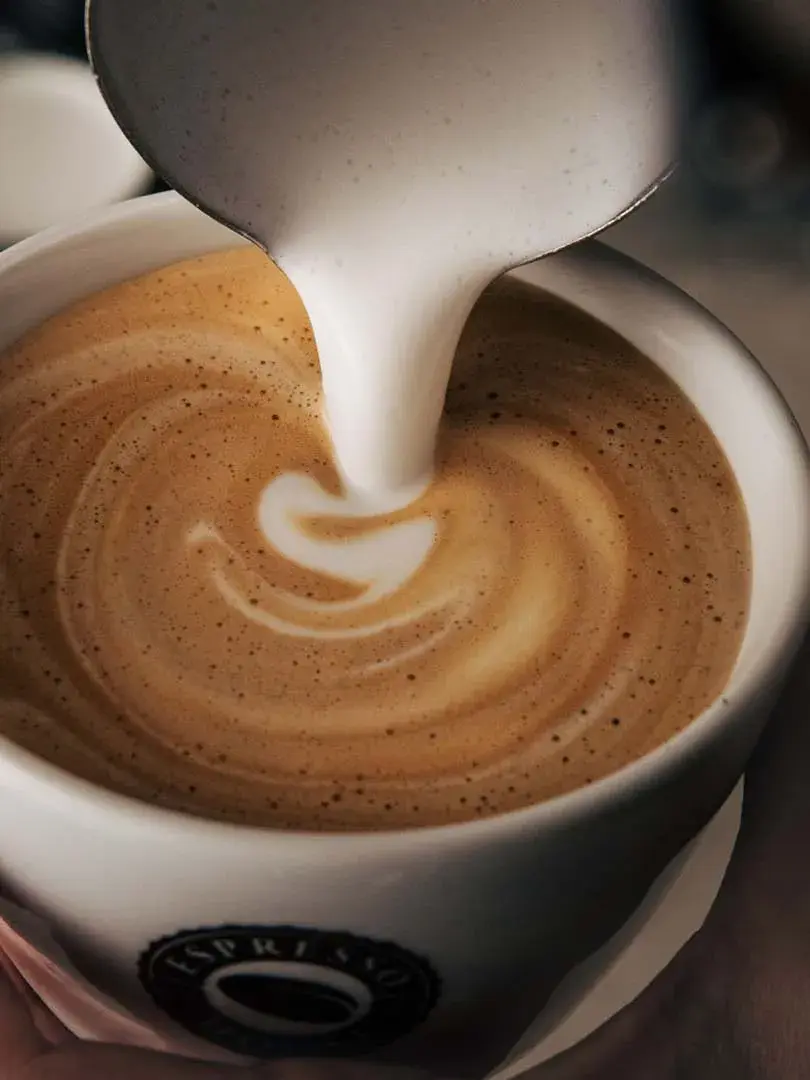 Melk blir helt i kaffe