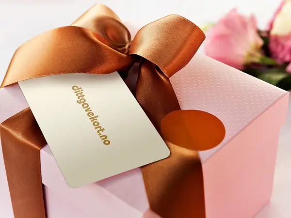 dittgavekort som ligger på en gave med blomstrer i bakgrunnen