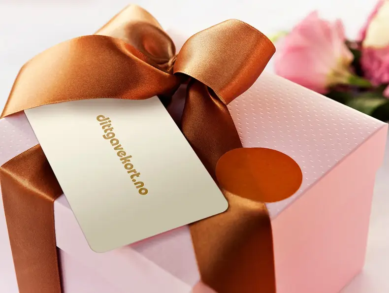 dittgavekort som ligger på en gave med blomstrer i bakgrunnen