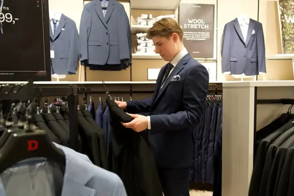 gutt ser på ulike dresser