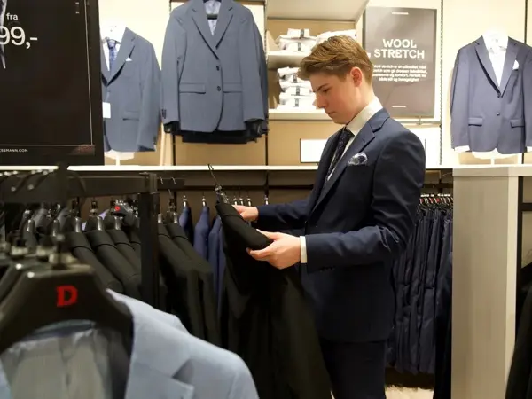 gutt ser på ulike dresser