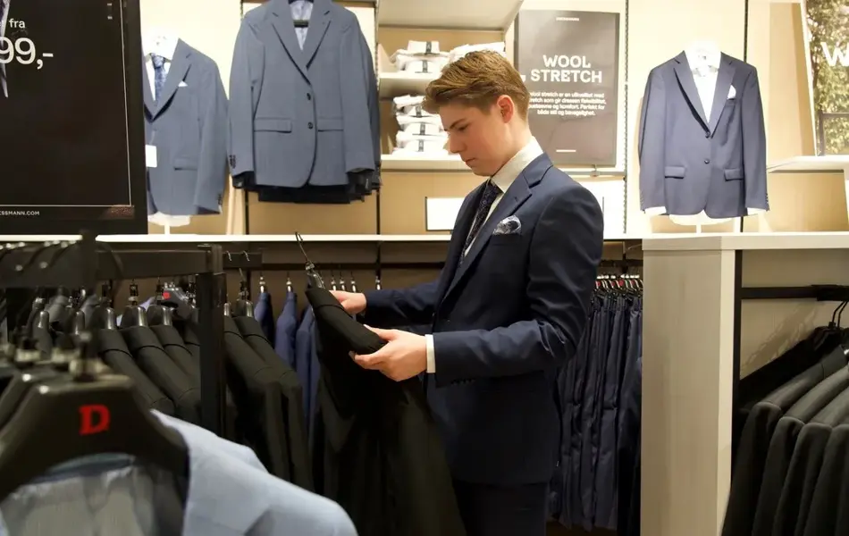 gutt ser på ulike dresser