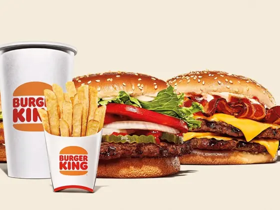 Tre ulike burgere, drikke og fries fra Burger King
