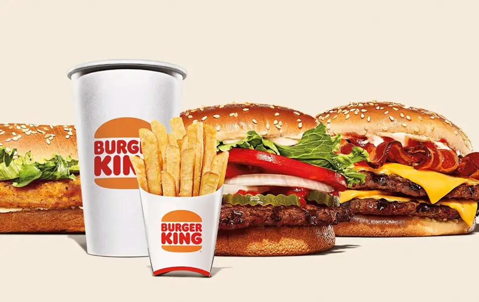 Tre ulike burgere, drikke og fries fra Burger King