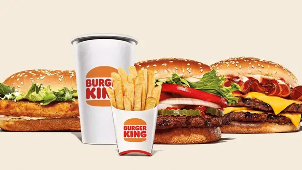 Tre ulike burgere, drikke og fries fra Burger King
