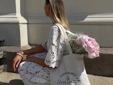 dame i hvit kjole, hvit handlenett med blomsterbukett