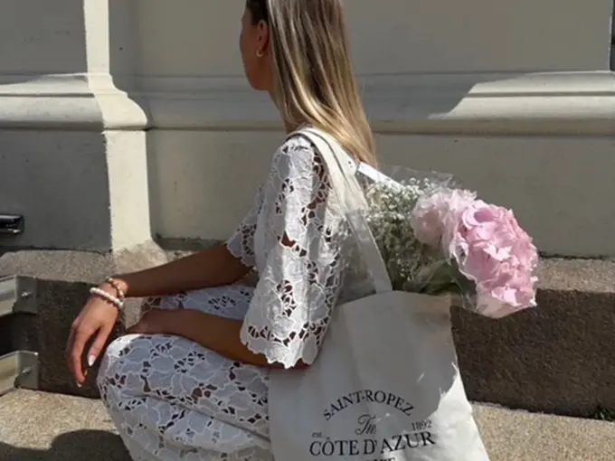 dame i hvit kjole, hvit handlenett med blomsterbukett