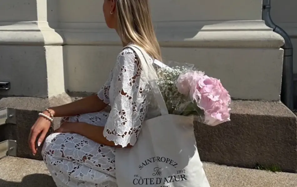 dame i hvit kjole, hvit handlenett med blomsterbukett