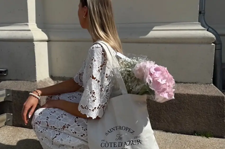 dame i hvit kjole, hvit handlenett med blomsterbukett