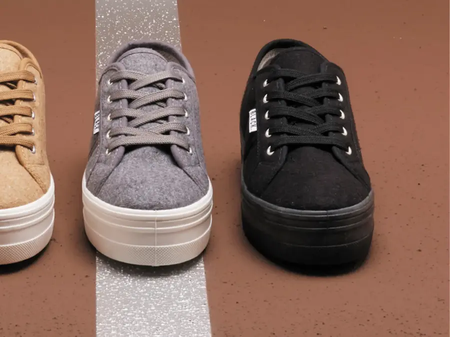 Tre par sko i ulike farger