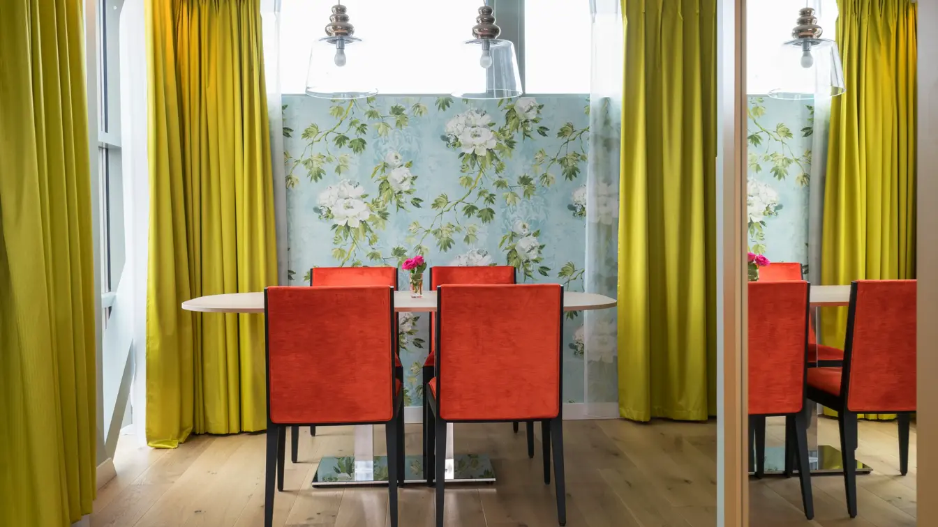 Spisebord og stoler i suite på Thon Hotel Tønsberg Brygge