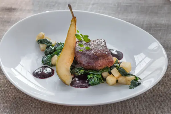 Lekkert dandert reinsdyrbiff med pære