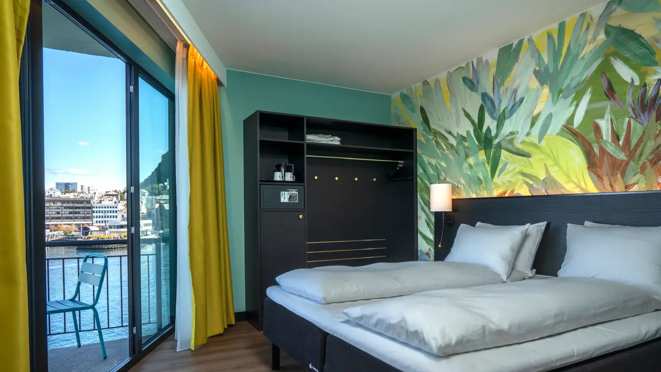 Dobbeltseng, vindu, balkong, gule gardiner