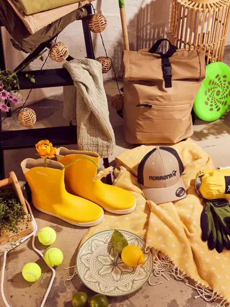 Hageprodukter, gule støvler, caps, sekk, gult teppe