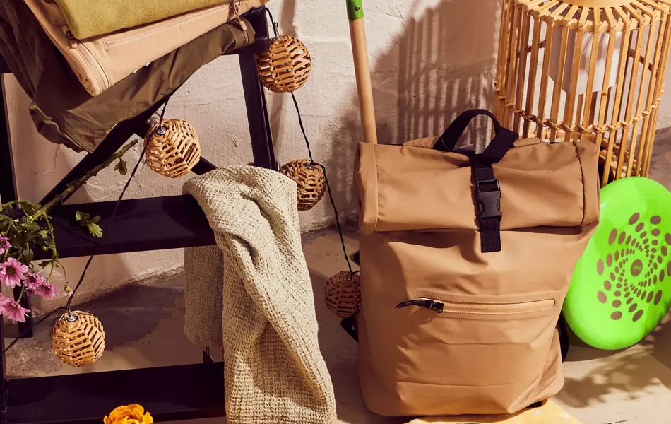 Hageprodukter, gule støvler, caps, sekk, gult teppe