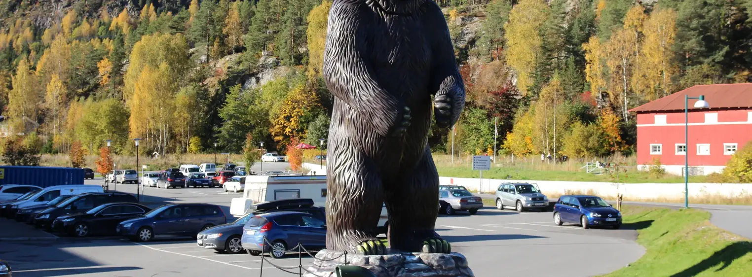 Bjørnestatue utenfor Bjørneparken kjøpesenter
