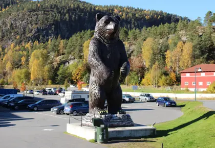 Bjørnestatue utenfor Bjørneparken kjøpesenter