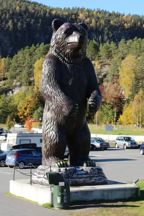 Bjørnestatue utenfor Bjørneparken kjøpesenter
