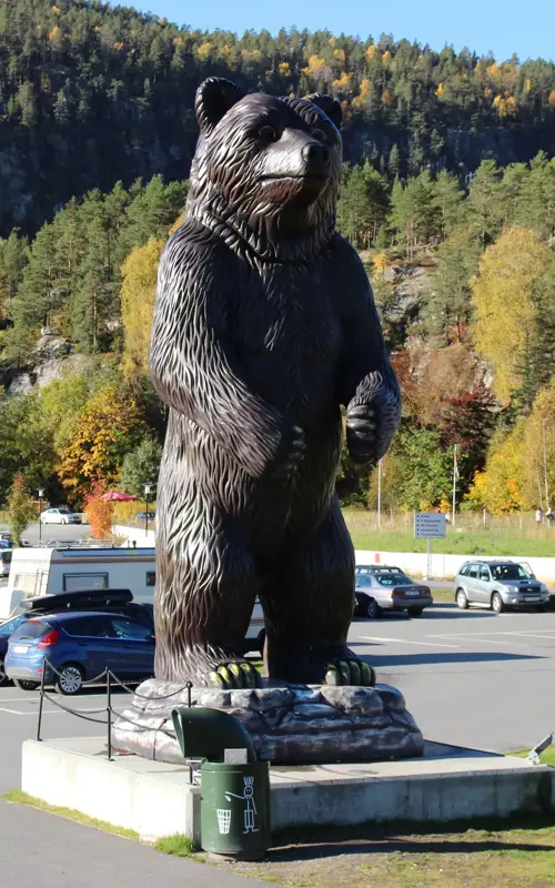 Bjørnestatue utenfor Bjørneparken kjøpesenter