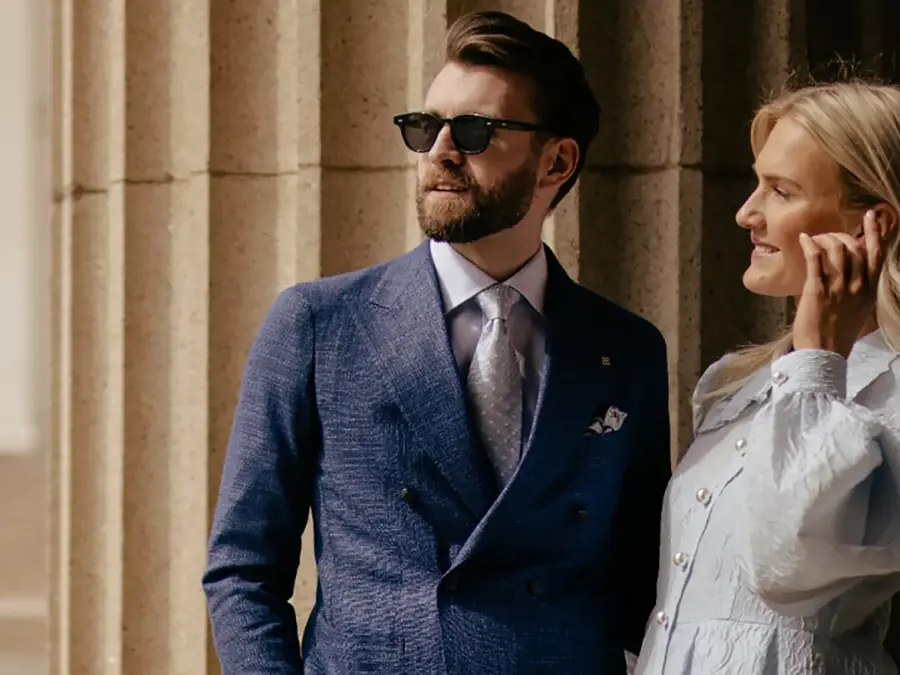 Mann og dame som poserer