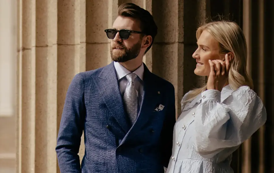 Mann og dame som poserer