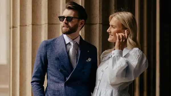 Mann og dame som poserer
