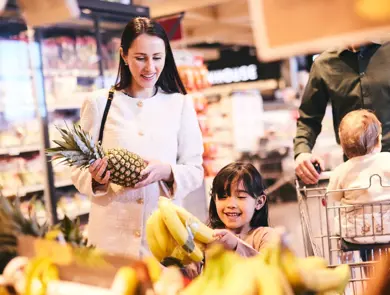 Famile som ser på matvarer