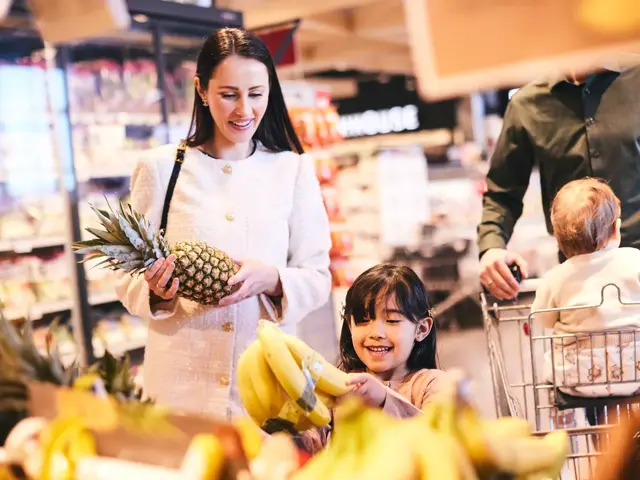 Famile som ser på matvarer