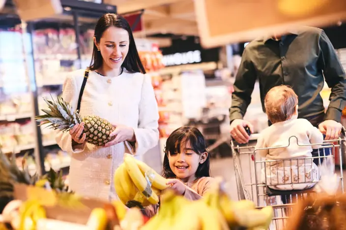 Famile som ser på matvarer