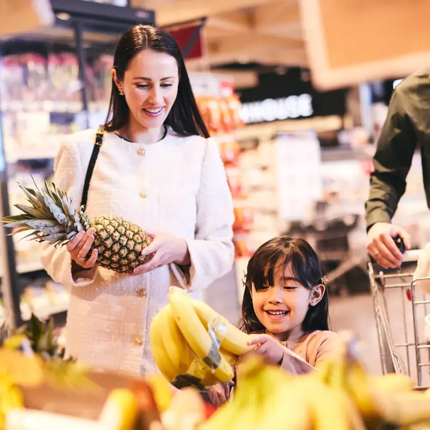 Famile som ser på matvarer