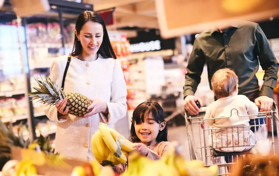 Famile som ser på matvarer