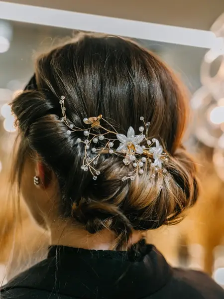 Dame med hår stylet og spenner i håret