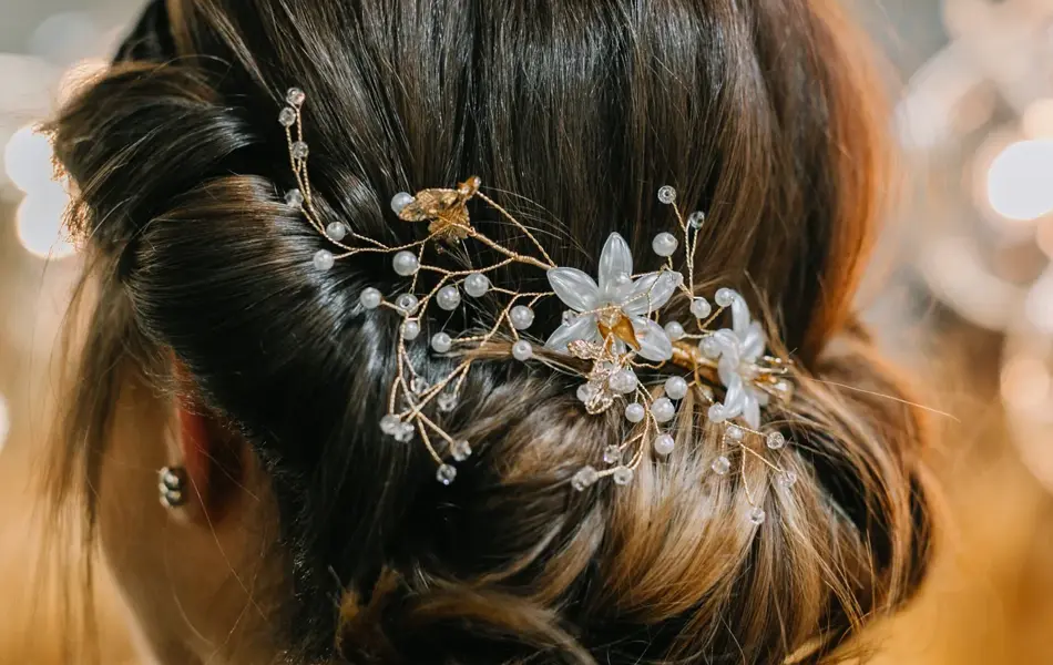 Dame med hår stylet og spenner i håret