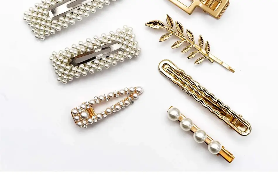 Kombinasjon av to bilder: Ulike hårspenner øverst og leppestiftfarge nederst