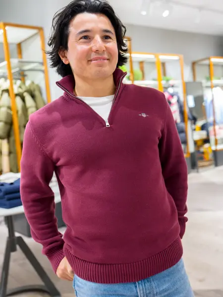 gutt i burgunder genser fra Gant