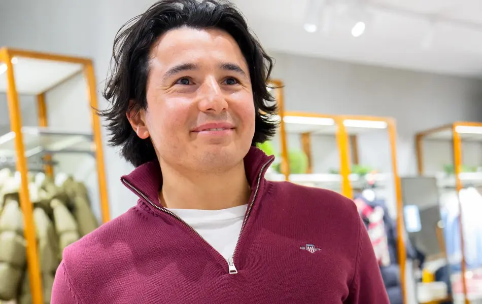 gutt i burgunder genser fra Gant