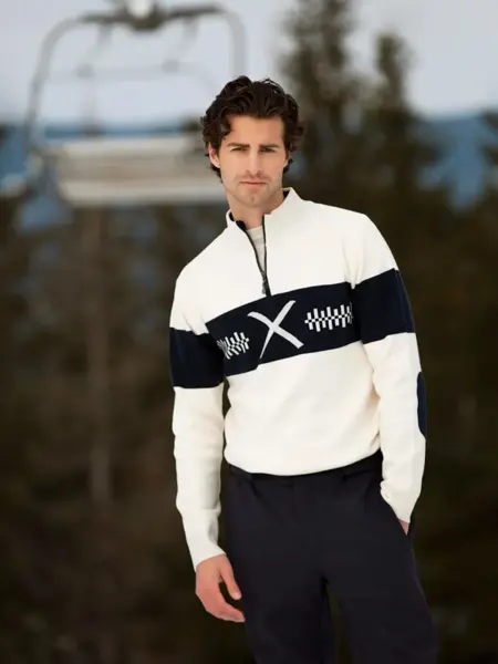 Mann som står ute i marken