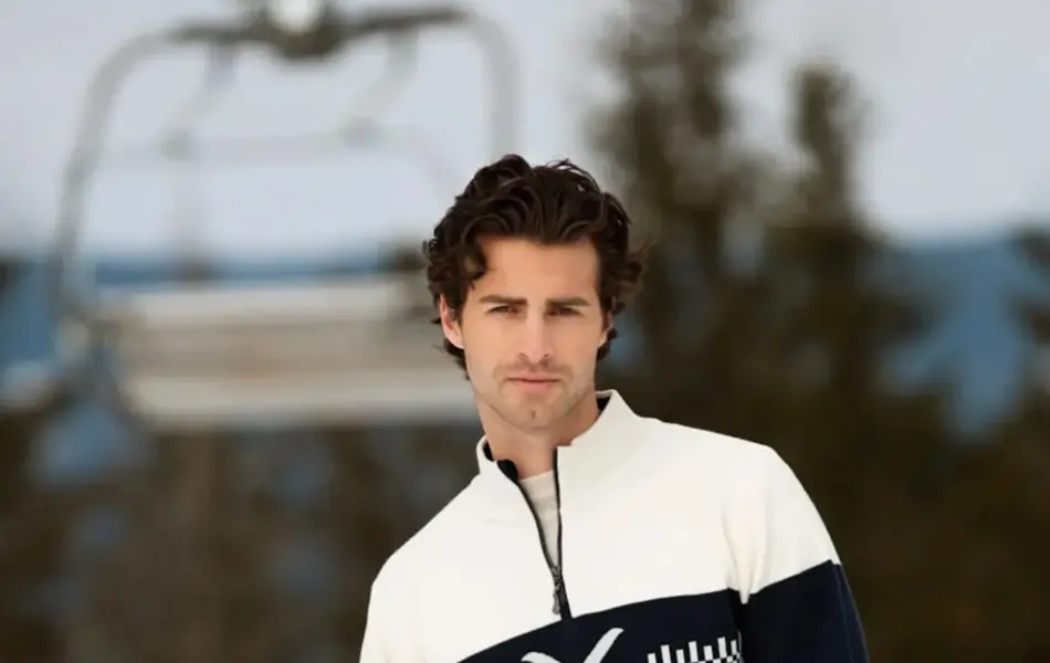 Mann som står ute i marken