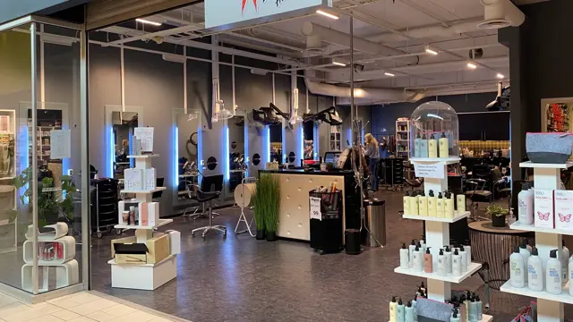 innendørs butikk med reoler og saks