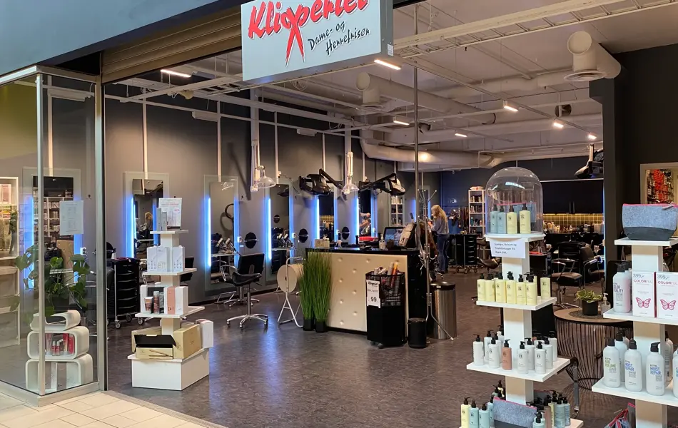 innendørs butikk med reoler og saks