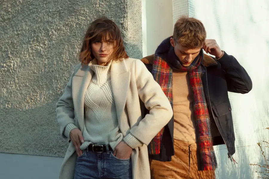 Mann og dame med moteklær