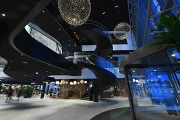 Spiraltrapp og lamper i fellesareal AMFI Moa nybygg